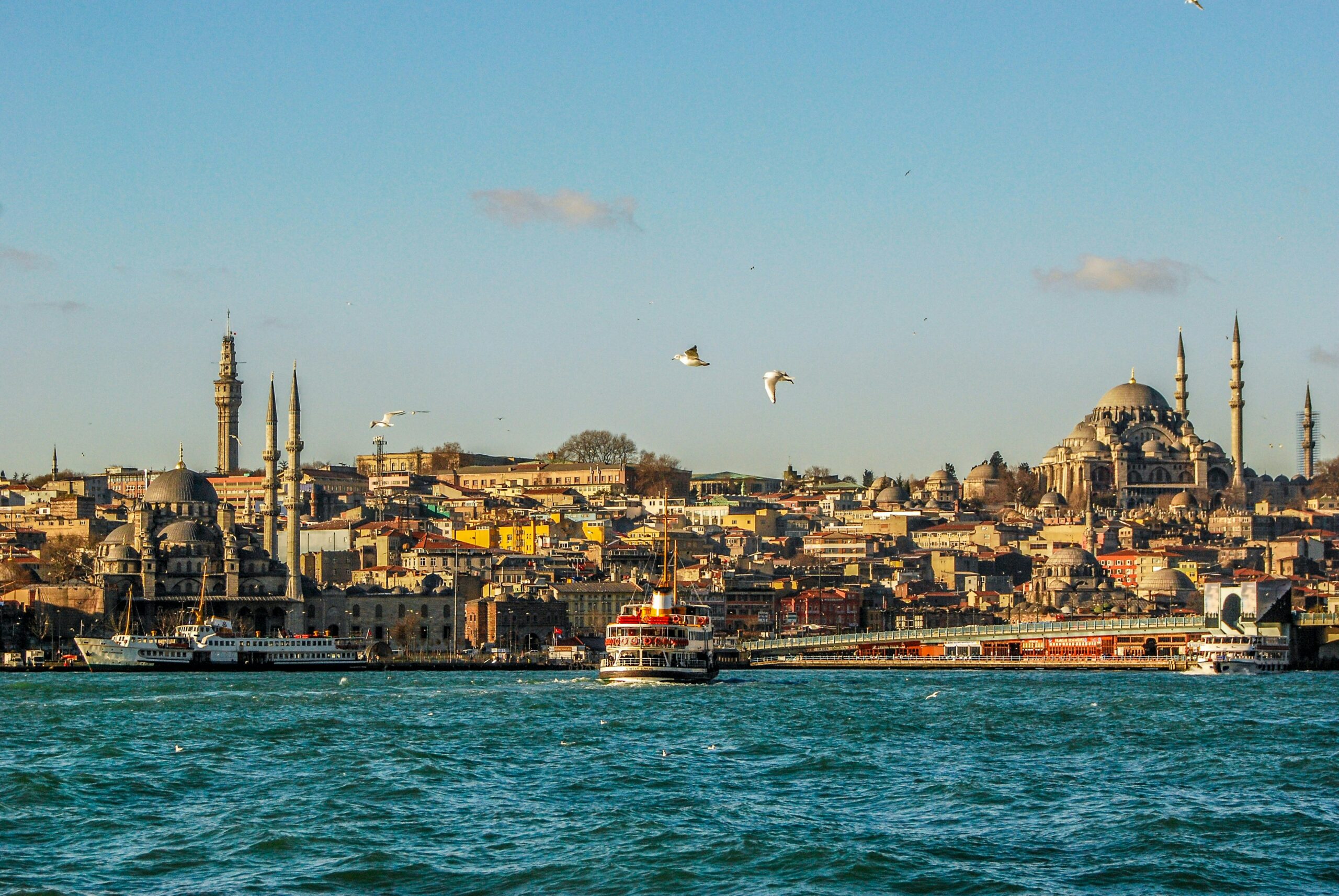 Turkey’s strategy to attract HNWIs – Istanbul skyline Istanbul skyline and Bosphorus, symbolizing Turkey's new tax regime for HNWIs